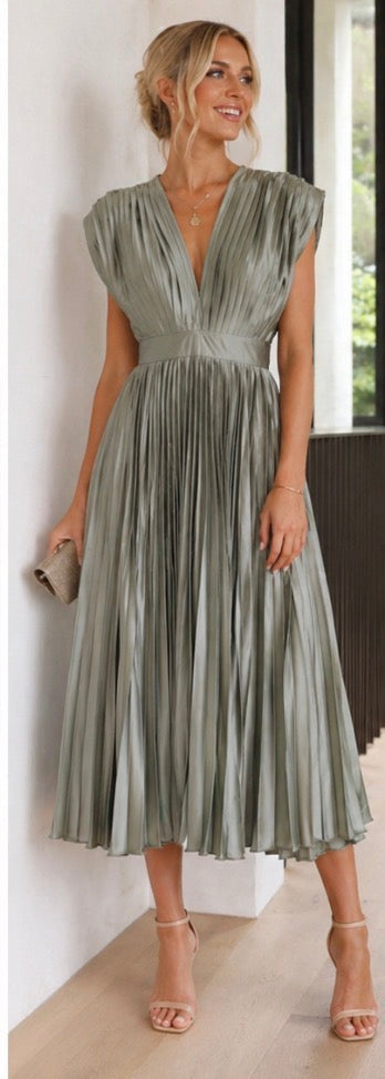 Emily | Timeless Pleated Midi Dress